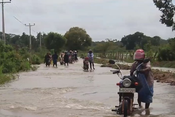 ஆபத்தாக மாறும் களு கங்கை தாழ்நில பகுதி ; சாரதிகளுக்கு வெளியான முக்கிய அறிவிப்பு | Kaluganga Lowland Area Turning Dangerous ஆபத்தாக மாறும் களு கங்கை தாழ்நில பகுதி ; சாரதிகளுக்கு வெளியான முக்கிய அறிவிப்பு | Kaluganga Lowland Area Turning Dangerous
