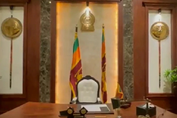 அதிபரின் நாற்காலியில் அமர்ந்த நபர் கைது..! - ஐபிசி தமிழ்