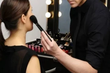 பிரபல அழகுக்கலை நிபுணரின் காரை தீயிட்டு கொளுத்திய இளம்பெண்!