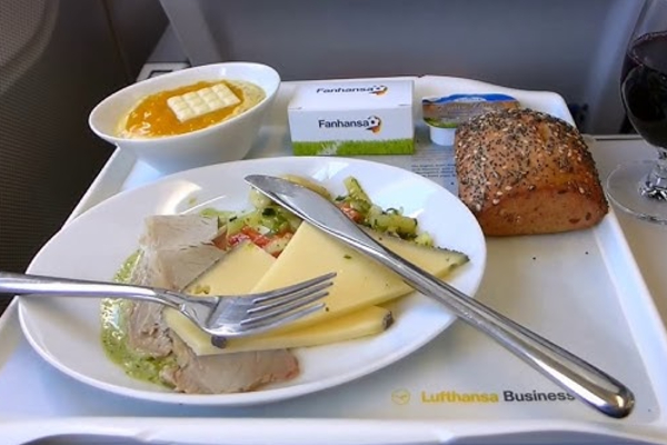 நடுவானில் அரங்கேறிய தாக்குதல் சம்பவம்; திகிலில் உறைந்த பயணிகள் ; திசை திருப்பட்ட விமானம்! | Lufthansa Flight Indian Man Stabs 2 Teens Fork நடுவானில் அரங்கேறிய தாக்குதல் சம்பவம்; திகிலில் உறைந்த பயணிகள் ; திசை திருப்பட்ட விமானம்! | Lufthansa Flight Indian Man Stabs 2 Teens Fork