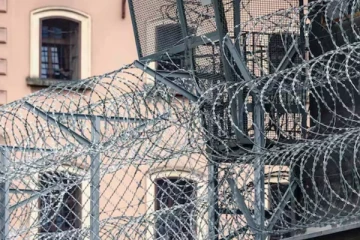 சிறைச்சாலையில் துளை போட்டு தப்பி ஓடிய 10 கைதிகள் ; அமெரிக்காவில் சம்பவம்