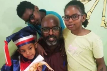 வெளியே போர் உச்சகட்டம்... இது கண்ணாமுச்சி ஆட்டம் என தனது மூன்று பிள்ளைகளிடம் விளக்கிய தந்தை