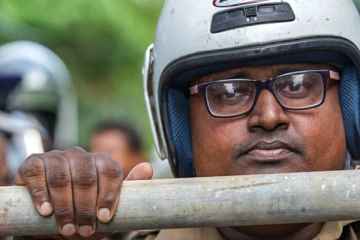 பரபரப்பான சூழ்நிலையிலும் பலரின் கவனத்தை ஈர்த்த பொலிஸ் அதிகாரி