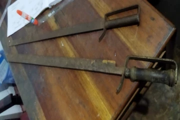 பொன்னாலையில் பொலிஸ் விசேட அதிரடிப்படையினரால் 2 வாள்கள் மீட்பு