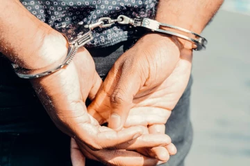 ප්‍රසිද්ධ උපකාරක පන්ති ගුරුවරයෙක් අත්අඩංගුවට - නකල්ස්වලට දැරියන් අරන් ගිහින් වාහනය තුළ දීම අපයෝජනය කරලා?