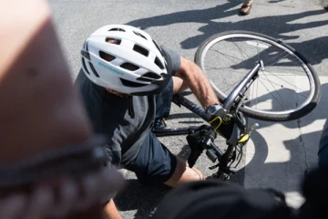 சைக்கிளில் இருந்து தவறி விழுந்த அதிபர் ஜோ பைடன்..!