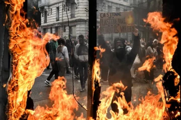 மேதினப் பேரணியில் வன்முறை... கலவர பூமியான பிரான்ஸ்