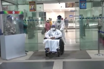 நள்ளிரவில் சென்னைக்கு அழைத்து வரப்பட்ட சிவசங்கர் பாபா - குற்றவாளி போல் வரவில்லையாம்! இதோ புகைப்படங்கள்!