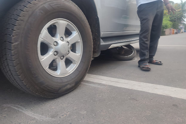 சிவநேசதுரை சந்திரகாந்தன் வாகனத் தொடரணியில் சிக்கி குடும்பஸ்தர் படுகாயம் | Family Man Injured By Pillaiyan S Convoy