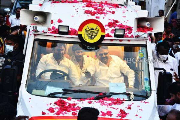 அரசியல்வாதியும், அதிரடி நாயகனுமான கேப்டன் விஜயகாந்தின் ஒரு பக்கம்...! | Who Is This Vijayakanth அரசியல்வாதியும், அதிரடி நாயகனுமான கேப்டன் விஜயகாந்தின் ஒரு பக்கம்...! | Who Is This Vijayakanth