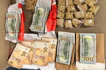 பல கோடி ரூபா பெறுமதியான தங்கம் மற்றும் வெளிநாட்டு பணத்துடன் சிக்கிய மூவர்