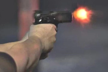 වෙඩි තැබීමකින් පොලිස් නිලධාරියෙකු ඇතුලු පහක් ජීවිතක්ෂයට.. (විදෙස් පුවත්)