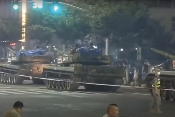 சீனாவில் வங்கிகளில் பீரங்கிகளுடன் குவிந்த ராணுவம்! | Army With Cannons In Banks In China