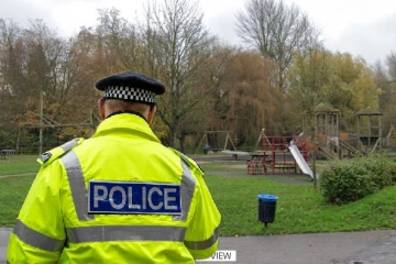 பிரித்தானியாவில் மைதானத்தில் பெண்ணை சூழ்ந்த 4 பேர்: பாலியல் அத்துமீறல் விசாரணையை தொடங்கிய பொலிஸார்!