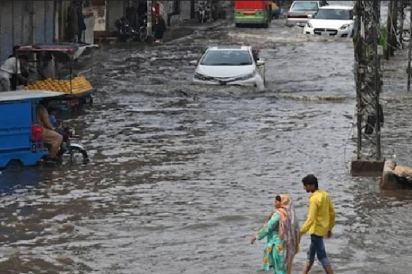 பாகிஸ்தானில் வெள்ளம்: கடந்த 24 மணித்தியாலங்களில் பலர் பலி | Floods In Pakistan 240 People Killed