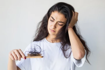 முடி உதிர்வு பிரச்சனையா? சித்த மருத்துவத் தீர்வுகள் இதோ