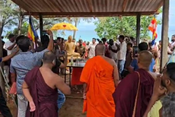 திருகோணமலையில் அகற்றப்பட்ட அதே இடத்தில் பெரும் ஆரவாரத்துடன் மீண்டும் வந்தமர்ந்த புத்தர்!