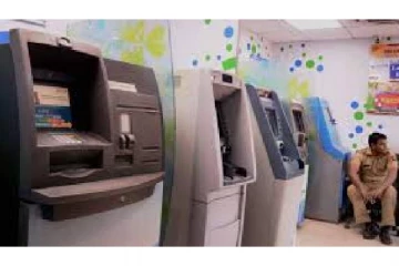 3 ஏடிஎம்களை உடைத்து ரூ.70 லட்சம் கொள்ளை..கேரளாவை அதிர வைத்த கொள்ளை கும்பல்!