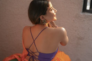 சேலையில் செம ஹாட் போஸ் கொடுத்த சாக்ஷி அகர்வால்..