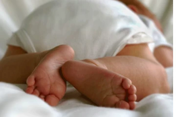 කෙසෙල් ගෙඩියක් හිර වූ මාස 11 හේ දරුවා මරු තුරුලට යයි..සංවේදී කතාවක්..