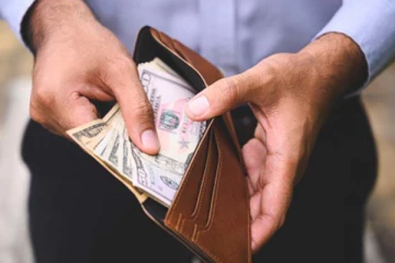 வீட்டில் பண பிரச்சினையே வராமல் இருக்கனுமா? நீங்கள் செய்ய வேண்டியது இதுதான்