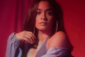 12 வருட சினிமா வாழ்க்கை!! வாய்ப்பில்லாமல் இதுவரை இல்லாத கவர்ச்சிக்கு தாவிய நடிகை காயத்ரி..