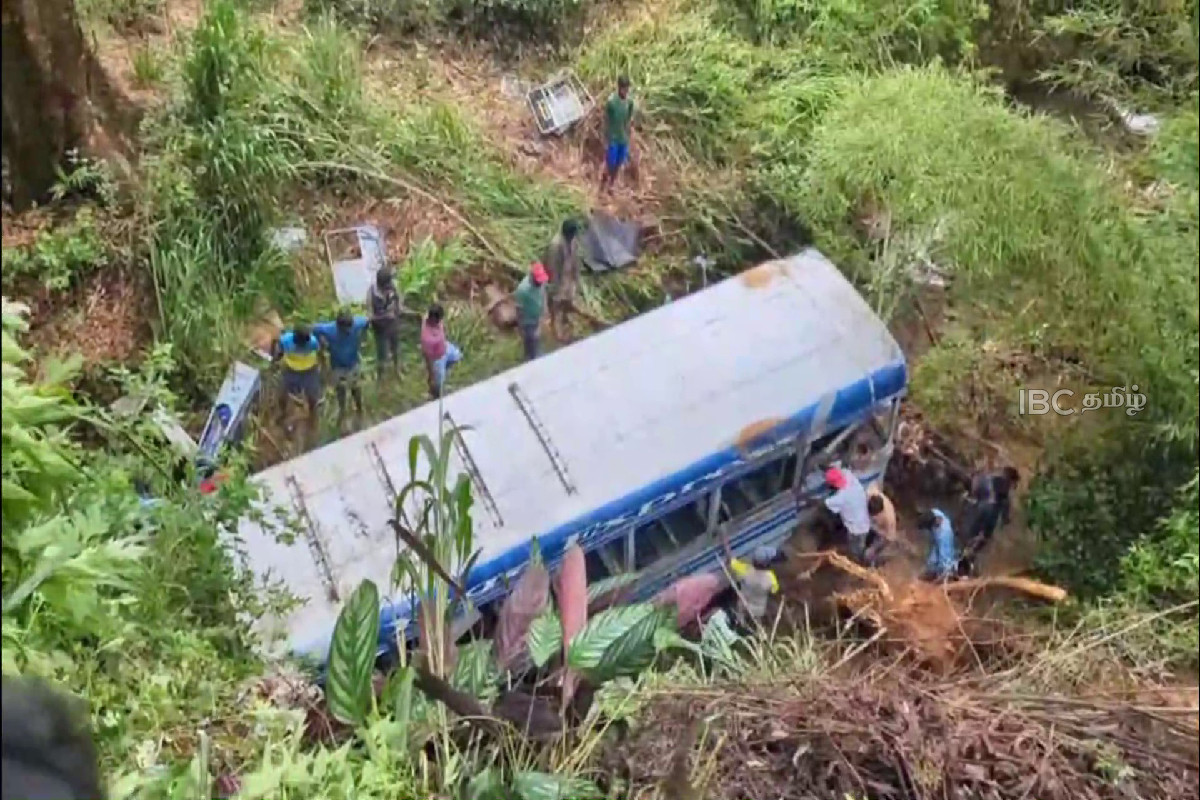 ஹட்டனில் பள்ளத்தில் கவிழ்ந்த பேருந்து! ஒருவர் பலி! 22 பேர் காயம் | Bus Accident In Hatton Up To 20 Injured