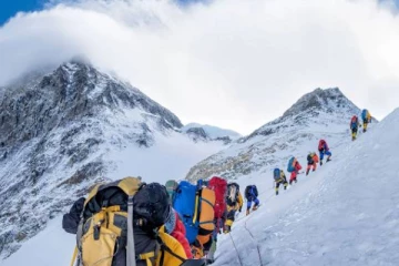 எவரெஸ்ட் சிகரத்தை 2 வாரத்தில் மூன்று முறை ஏறி சாதனை படைத்த நபர்!