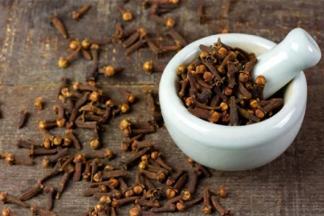 நிதி நெருக்கடியை முடிவுக்கு கொண்டுவர, இரவில் இந்த கிராம்பு தந்திரத்தை செய்யுங்கள்