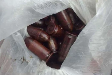 புதருக்குள் மறைத்து வைக்கப்பட்டிருந்த நிலையில் தோட்டாக்கள் மீட்பு