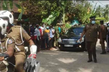 திருக்கோவிலில்  உயிரிழந்த தமிழ் உத்தியோகத்தர்  வீடுதேடிச்சென்ற பொலிஸ்மா அதிபர்