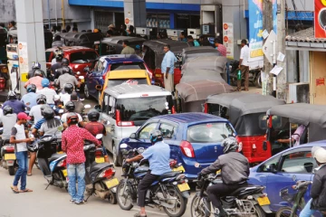 எரிபொருளுக்காக வரிசையில் காத்திருக்க முடியாது – மருத்துவர்கள்