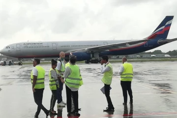 ரஷ்ய விமான அறைக்கு சென்று அச்சுறுத்திய இலங்கை அதிகாரிகளால் சர்ச்சை