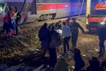 அதிவேக ரயில் நேருக்கு நேர் மோதி கோர விபத்து - 21 பேர் பலி