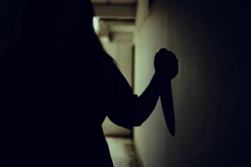 பேச்சை நிறுத்திய காதலன்.. ஆத்திரத்தில் கத்தியால் குத்திய பெண் - அதிர்ச்சி சம்பவம்!