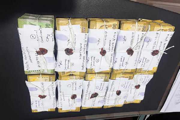 வங்கி ஊழியரால் மூன்று கோடி ரூபா கொள்ளை : முறைப்பாடு அளிக்காததால் விசாரணை ஆரம்பம் | Theft Of Three Crores No Complaint Yet வங்கி ஊழியரால் மூன்று கோடி ரூபா கொள்ளை : முறைப்பாடு அளிக்காததால் விசாரணை ஆரம்பம் | Theft Of Three Crores No Complaint Yet