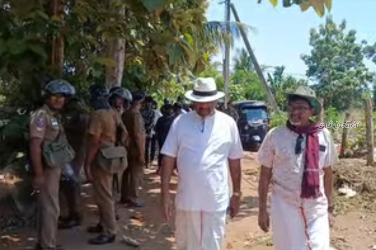 வெடுக்குநாறிமலைக்கு பௌத்த பிக்கு தலைமையிலான குழு சென்றுள்ள நிலையில் பொலிஸார் குவிப்பு | Police Deployed In At Vedukkunaari Malai வெடுக்குநாறிமலைக்கு பௌத்த பிக்கு தலைமையிலான குழு சென்றுள்ள நிலையில் பொலிஸார் குவிப்பு | Police Deployed In At Vedukkunaari Malai