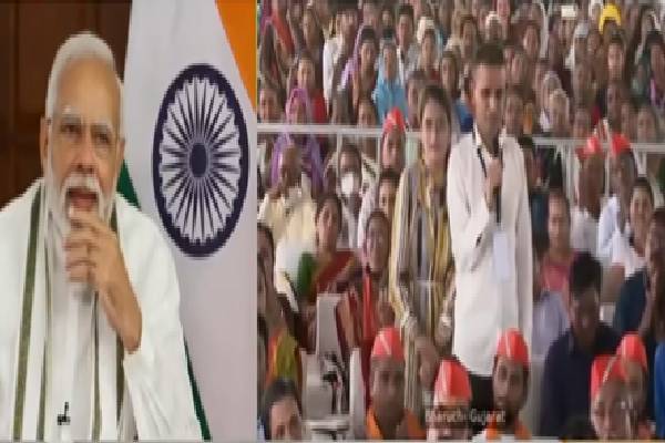 எல்லாம் எங்க அப்பாவுக்காகதான், கலங்கிய பிரதமர் மோடி : வைரலாகும் வீடியோ - தமிழ்நாடு