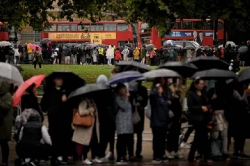 ராணியாருக்கு மரியாதை செலுத்த காத்திருக்கும் மக்களுக்கு உணவளித்த பிரபலம்