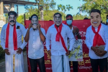 ராஜபக்ஷ குடும்பத்தார் போன்று வேடம் அனிந்து போராட்டத்தில் ஈடுப்பட்ட மாணவர்கள்!