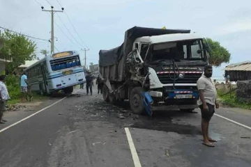 අහංගමදී බස් රථයක් සහ ටිපර් රථයක් එකිනෙක ගැටෙයි - පස්දෙනෙකුට තුවාල ලබා රෝහලට
