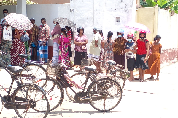 கொழுத்தும் வெயிலிலும் நீண்ட வரிசையில் காத்திருந்த மக்கள்(Photos) | People Waiting In Long Queues Goods At Low Prices