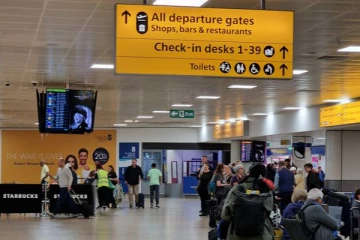 பிரித்தானிய விமான நிலையத்தில் சந்தேகத்திற்கிடமான பொருள்: பயணிகள் மத்தியில் குழப்பம்