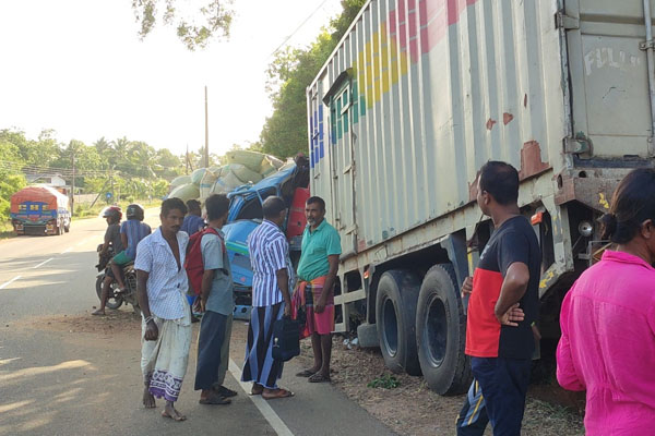 யாழில் இருந்து திருகோணமலை நோக்கி பயணித்த லொறி மற்றொரு லொறியுடன் மோதி விபத்து | Lorry Traveling From Trincomalee In Accident