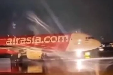 விமான இயந்திரத்திலிருந்து வெளிவந்த தீப்பிழம்புகள் ; தெய்வாதீனமாக தப்பிய பயணிகள்