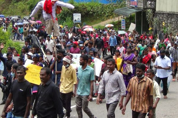 மலையகத்தில் அரசுக்கு எதிராக வீதிக்கு இறங்கிய மக்கள் (Photos) | People Taking To The Streets Government Hills