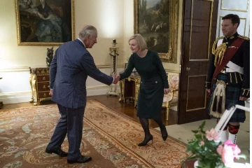 மன்னர் சார்லசை முதன்முறை சந்தித்த பிரித்தானிய புதிய பிரதமர் செய்த குளறுபடி: கவனம் ஈர்த்ததோ வேறொருவர்