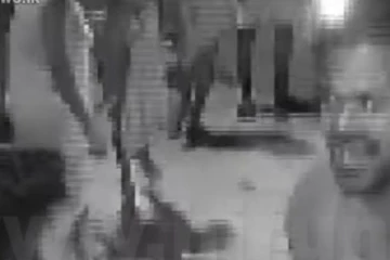 කාන්තාවකට පිරිමින් පිරිසක් එක්ව අමානුෂික ලෙස  පහර දෙයි..හේතුව මෙන්න