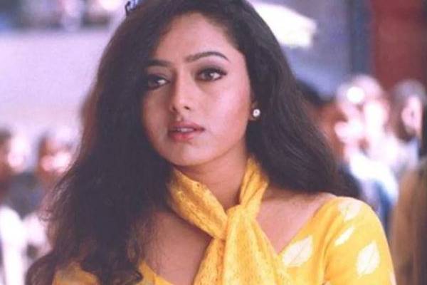 விமான விபத்தில் இறந்த நடிகை சௌந்தர்யாவின் திருமண புகைப்படத்தை பார்த்துள்ளீர்களா?- மறுமணம் செய்தாரா?