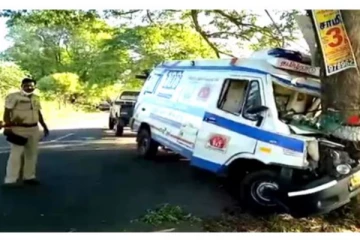 ஆம்புலன்ஸ் டயர் வெடித்து பயங்கர விபத்து - கர்ப்பிணி உட்பட 3 பேர் பரிதாப பலி!